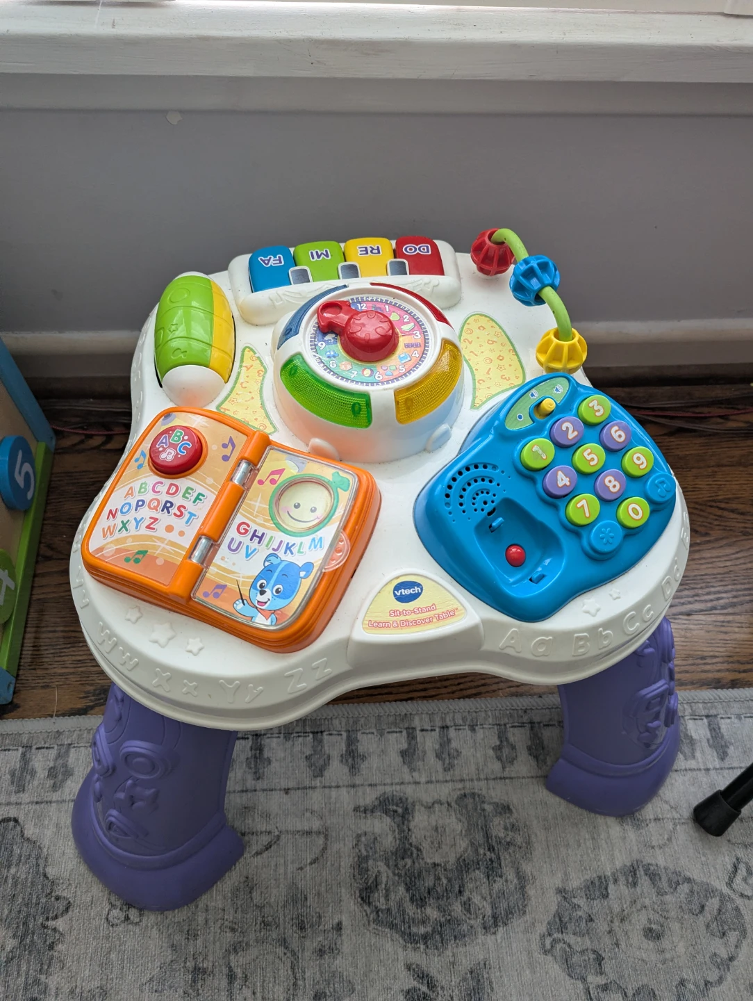 VTech Sit-to-Stand Learn and Discover Table