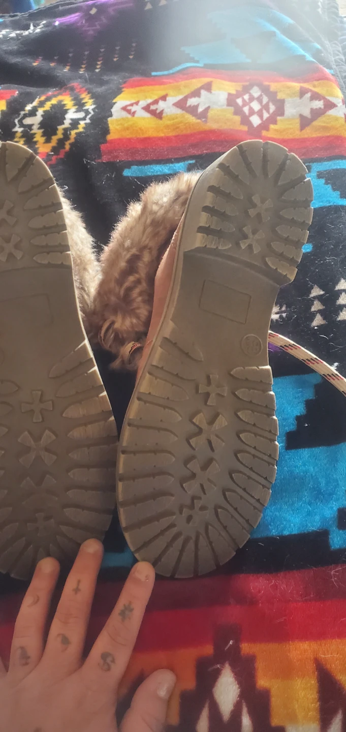 Tan faux fur winter boots. - photo 3