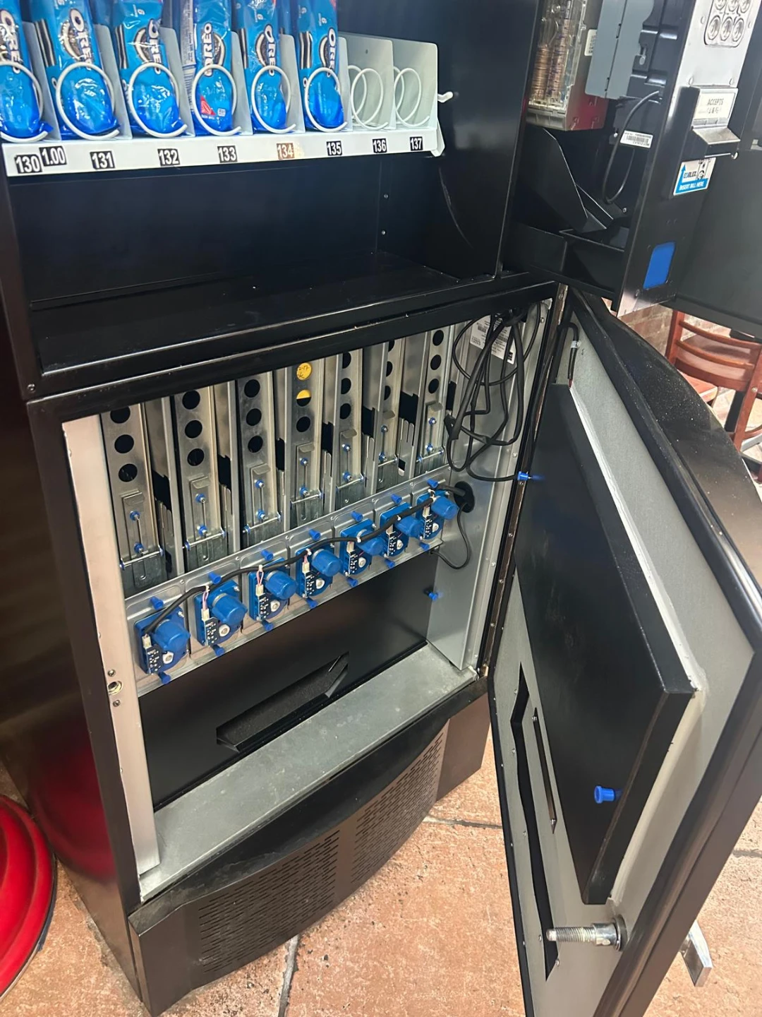 Black Snack Vending Machine - photo 2