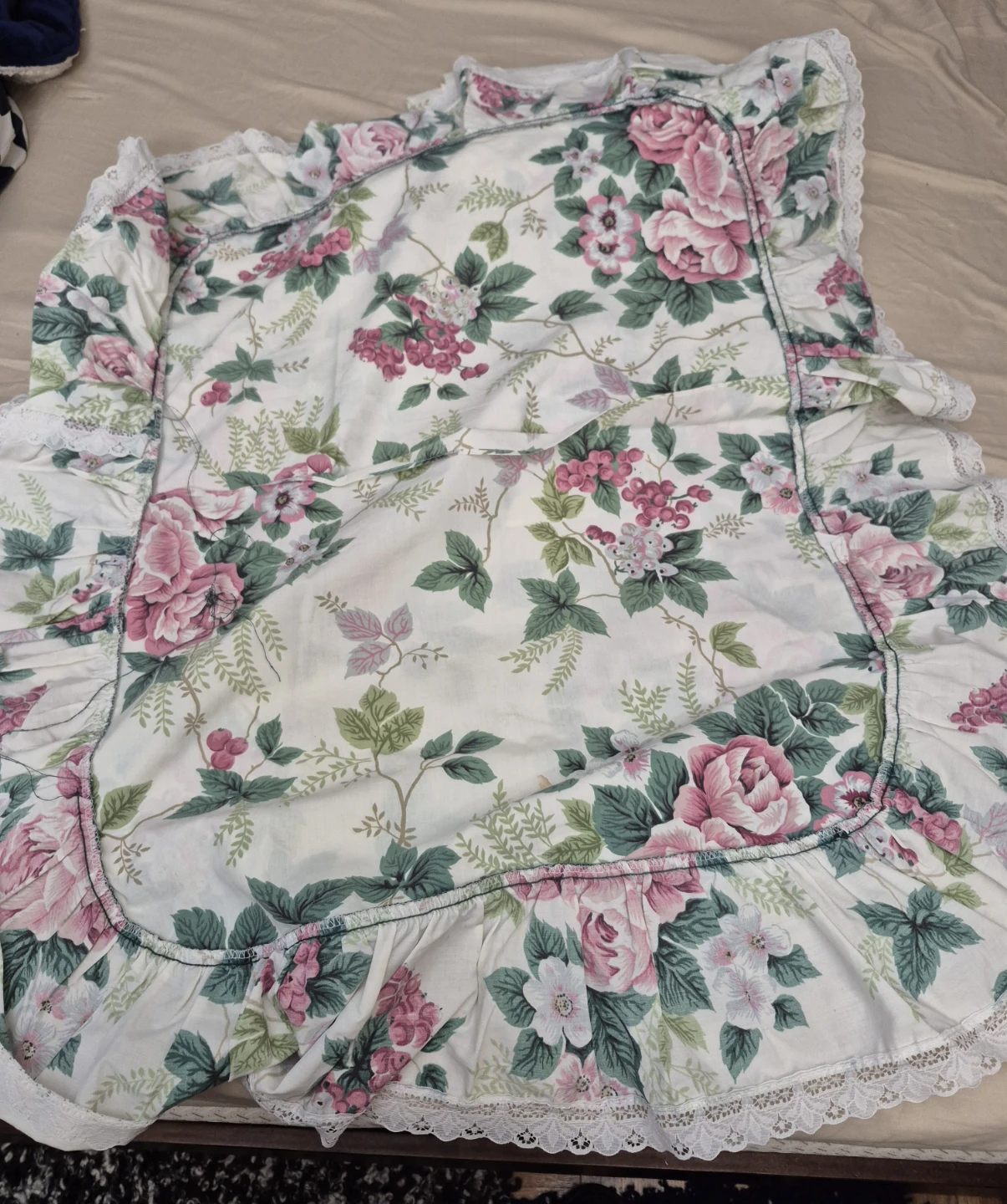 Vintage qween Floral Bed Skirt and pillow case with lace trim - photo 2