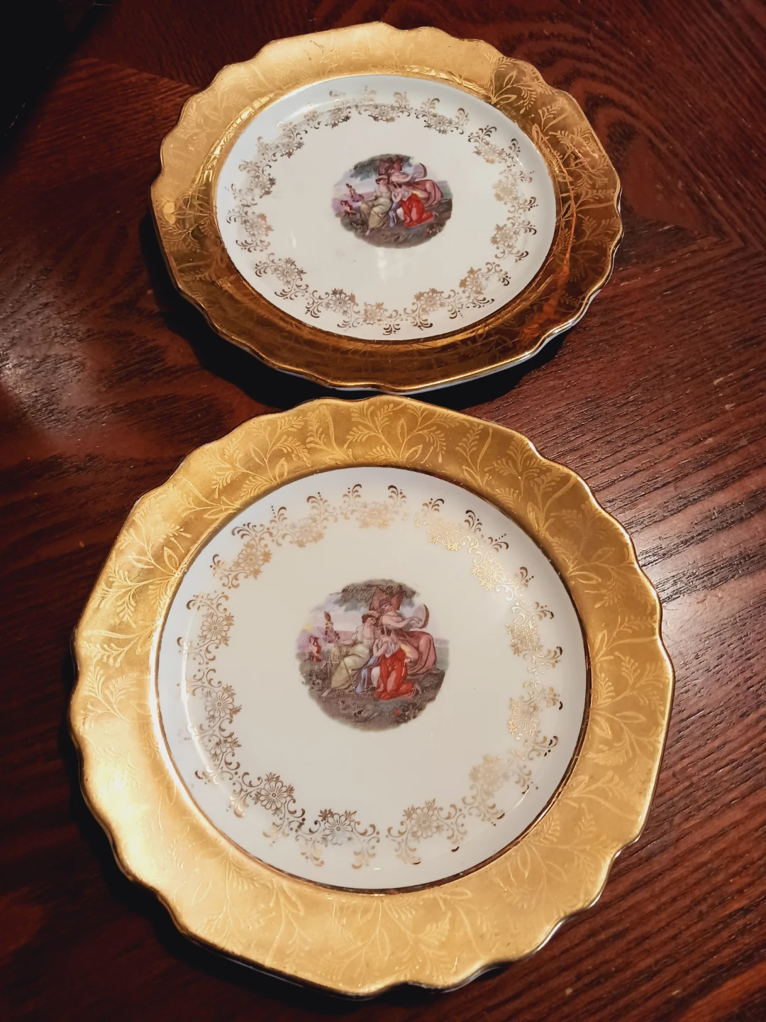 Warranted 22 Karat Gold Trimmed Plates set of 2. - photo 2
