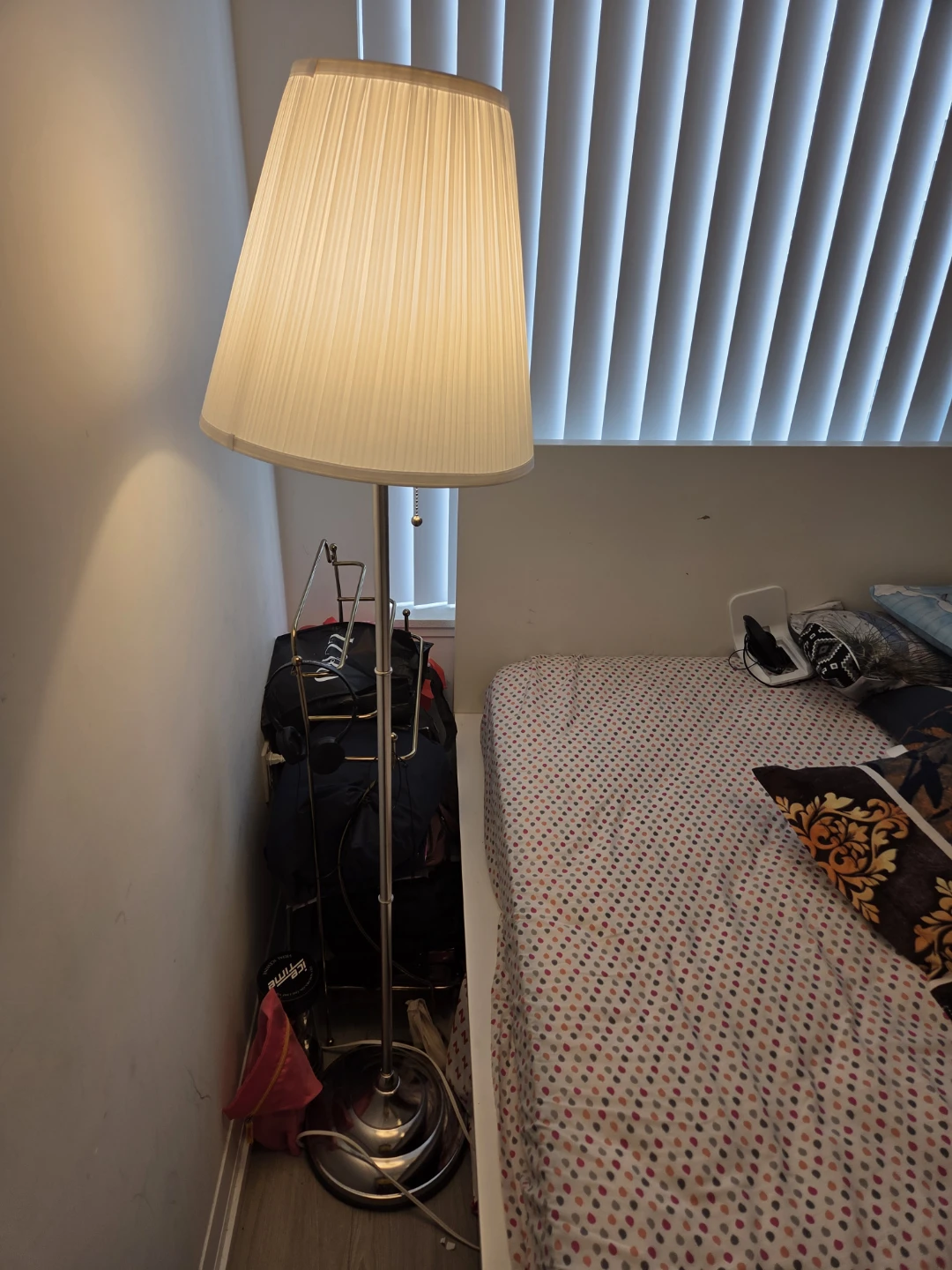 Floor lamp with pleated shade - photo 3