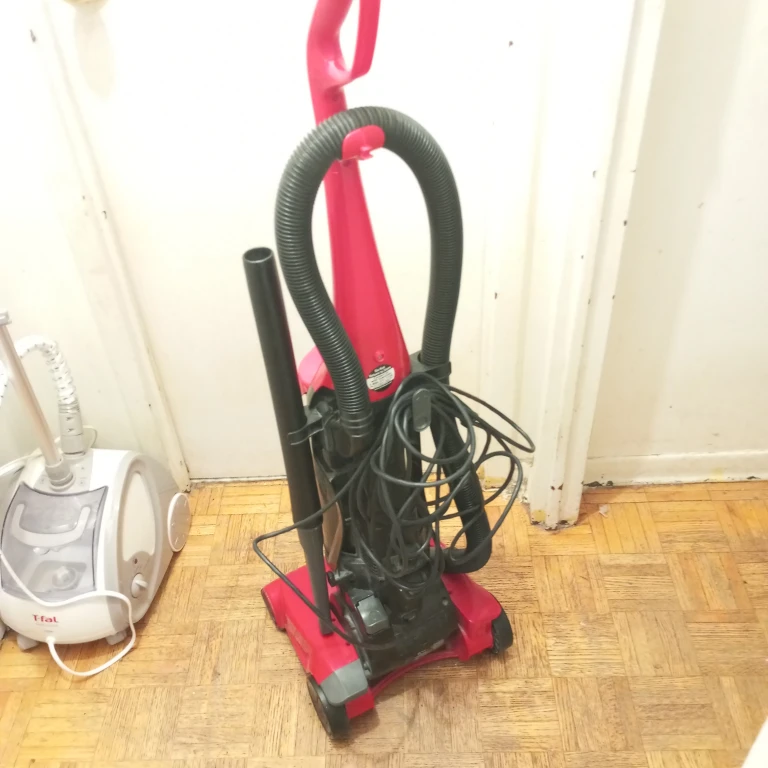 Dirt Devil Featherlite Cyclonic Vacuum - photo 2