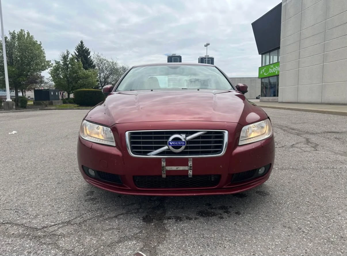 Red Volvo Sedan - photo 2