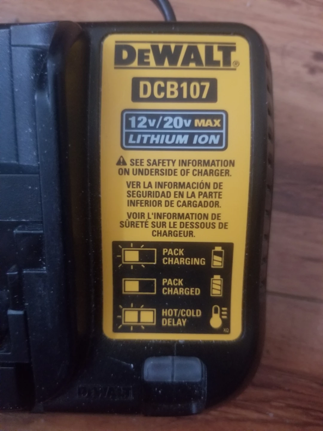 DeWalt DCB107 12V/20V MAX Lithium Ion Battery Charger - photo 2