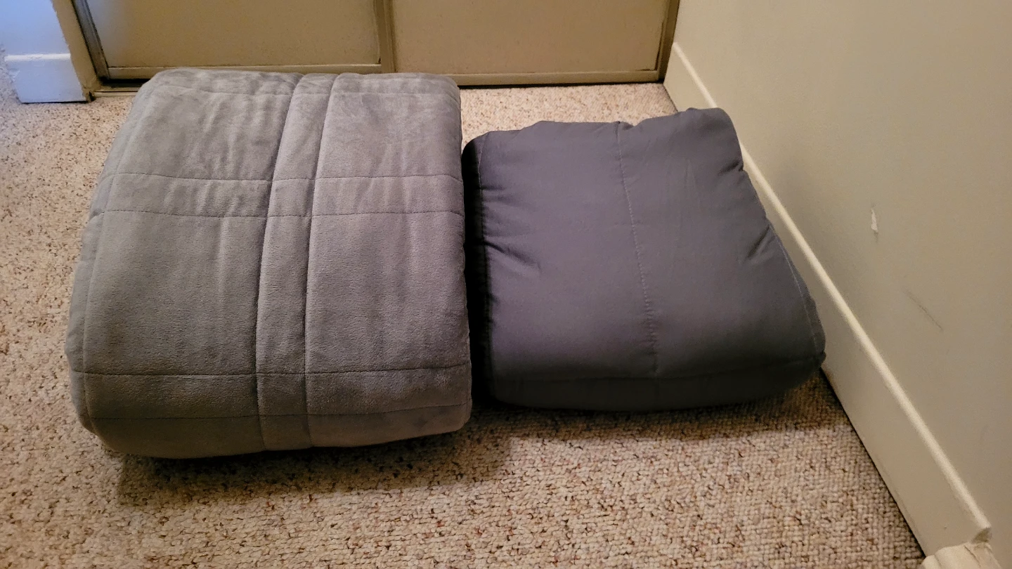 Two weighted blankets and 2 queen duvet covers - photo 5