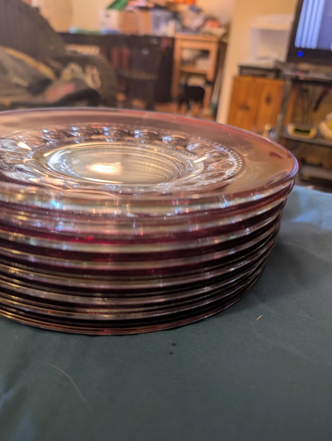 🍷 Vintage Ruby/Cranberry Pressed Glass Plates – Set of 8 🍷 - photo 2