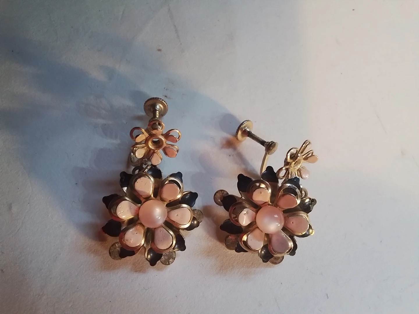Vintage 1950s Pink & Black Enameled Flower Dangle Earrings