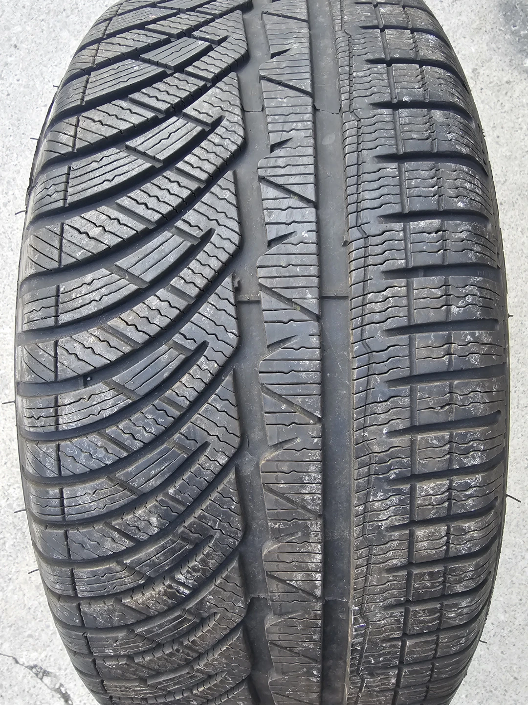 245/45 R18 WINTER TIRE (1 ONLY)