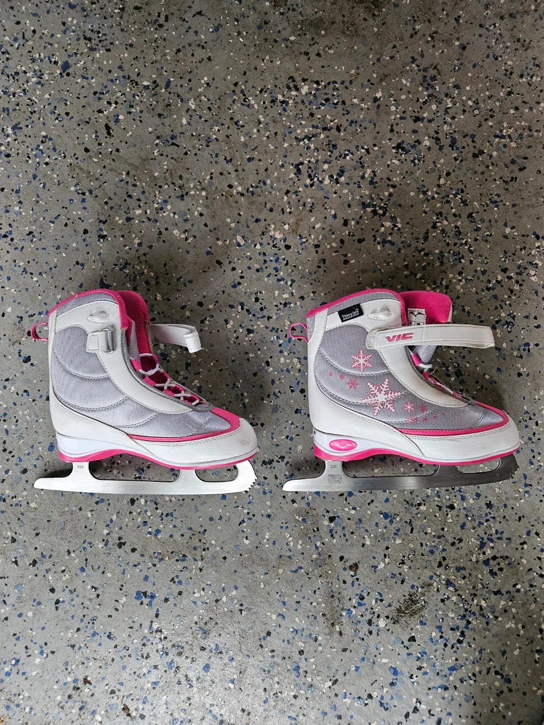 VIC Girls Ice Skates Size J3 - photo 2