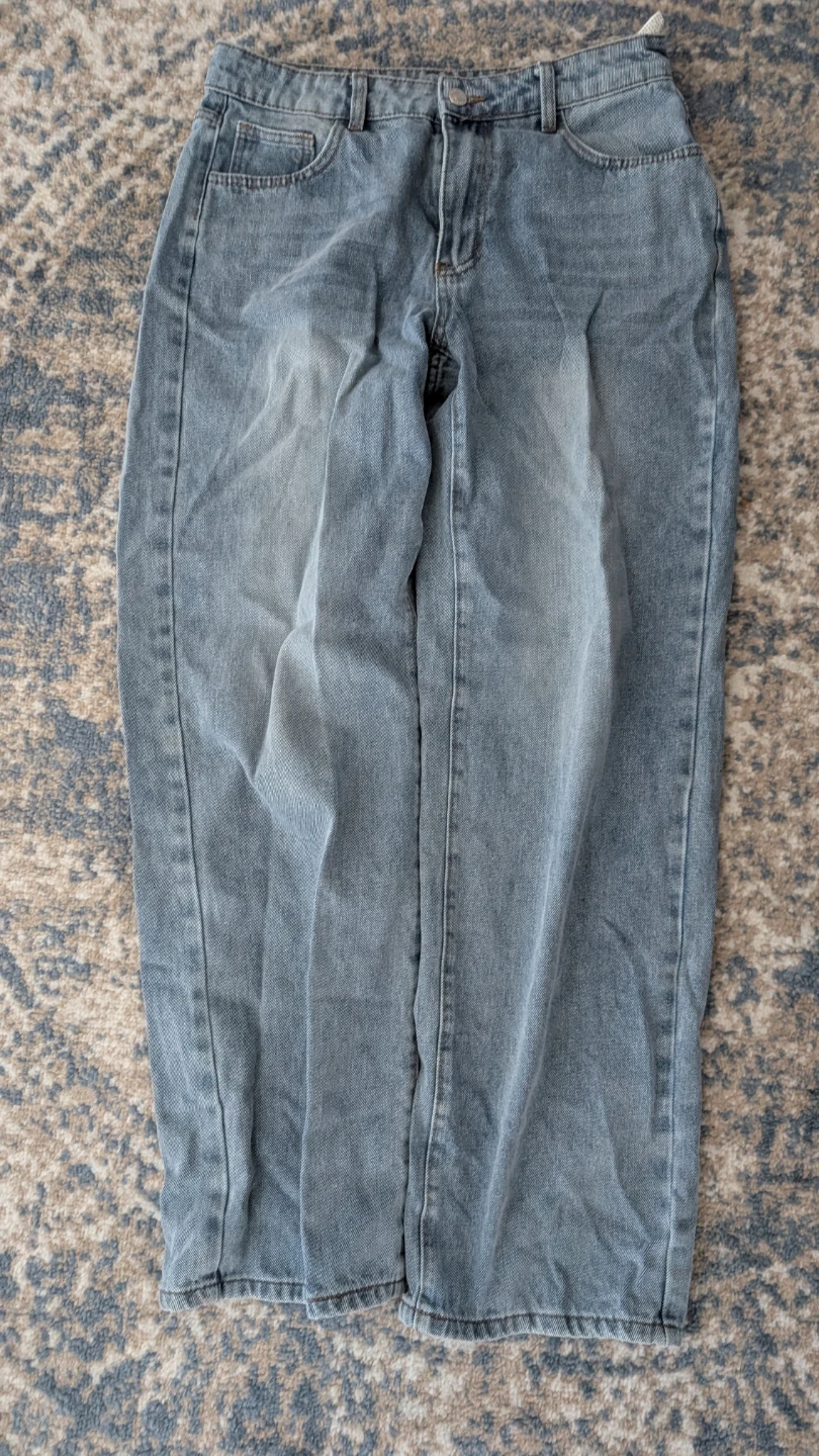 Light wash wide-leg denim jeans