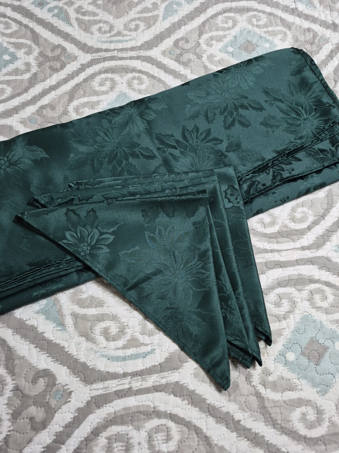 100%  Polyester Christmas Holiday 80" x 60" Tablecloth Table - photo 2