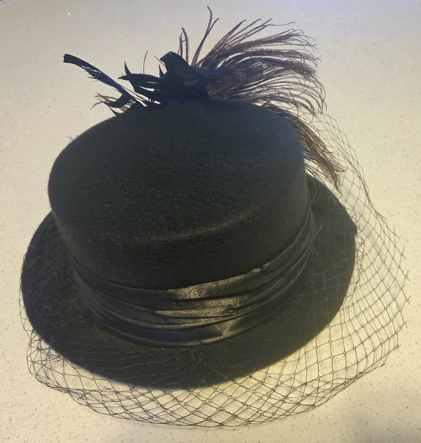 Black felt top hat with peacock feathers and veil - photo 3