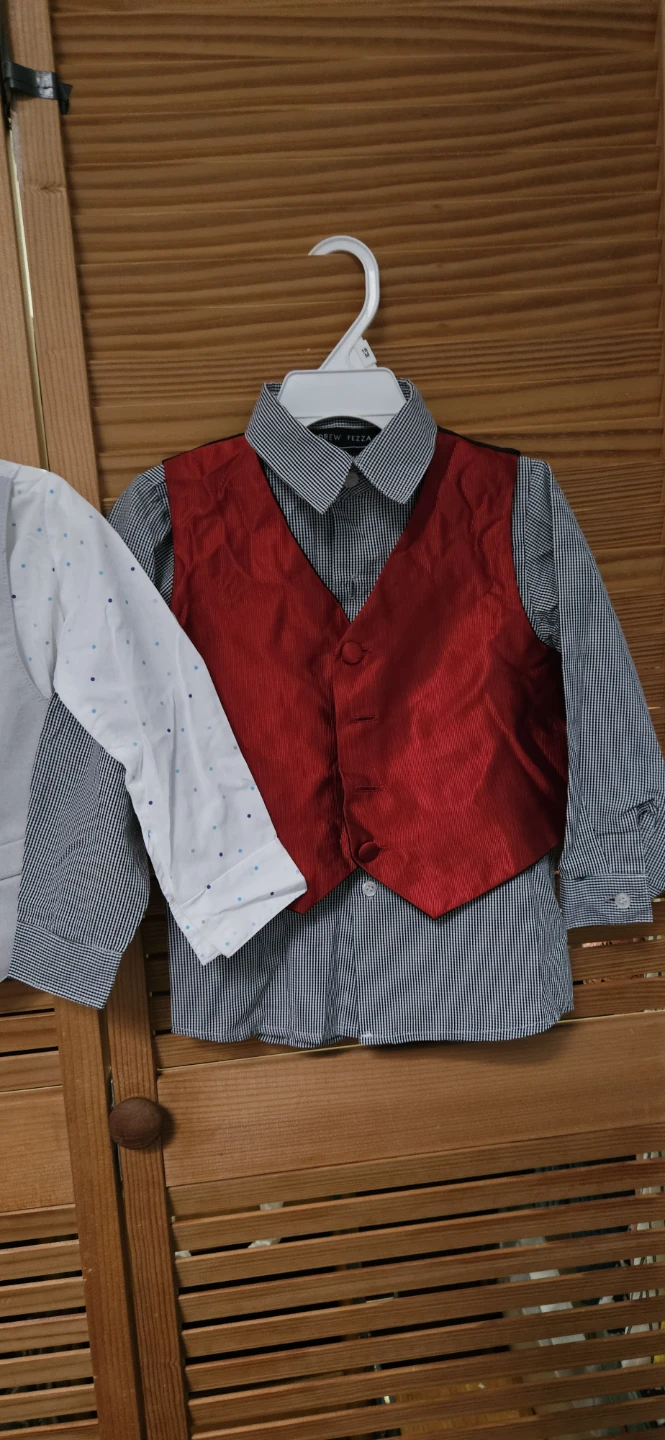 2 Boys Formal Vest and Shirt Sets. Size 2T. 🏈 - photo 3