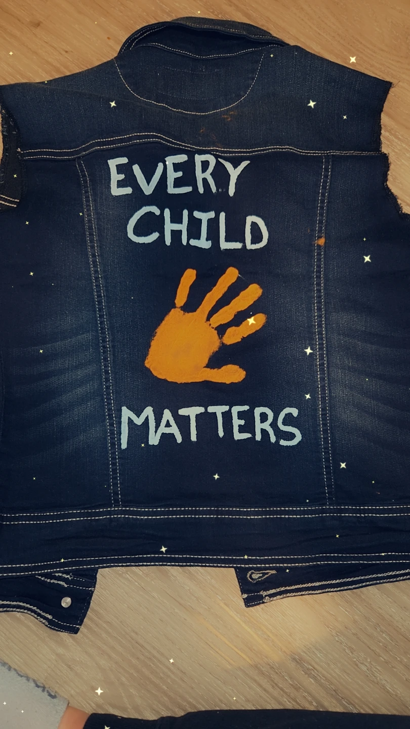 Hand-painted denim vest - photo 3