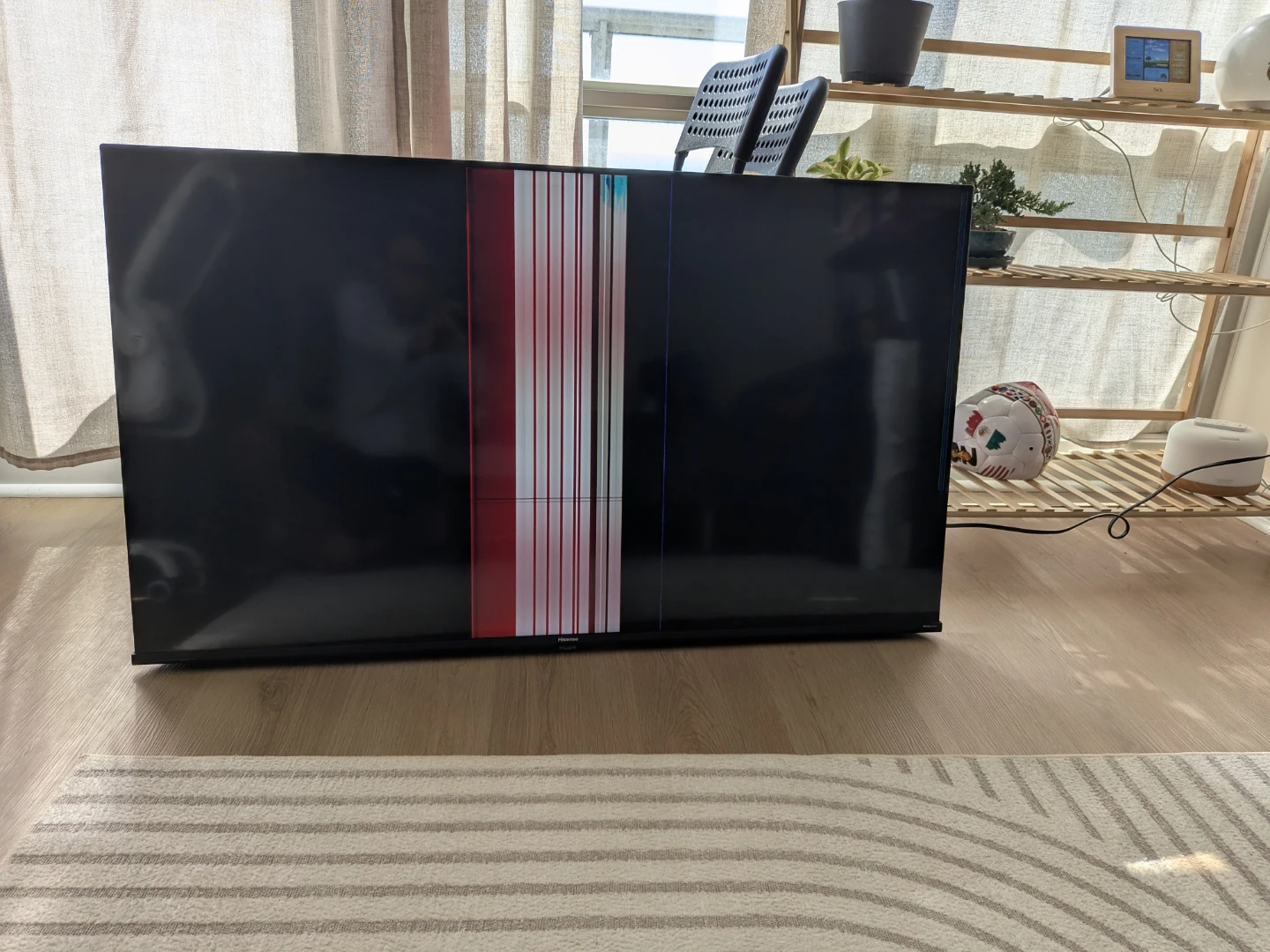 Hisense 50" Smart TV with cracked screen - photo 3