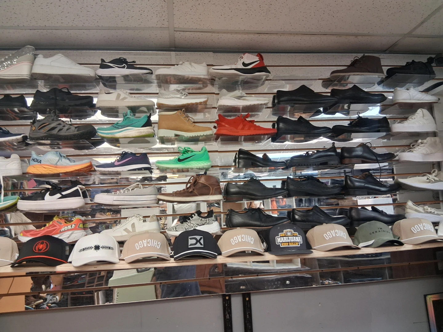 precios diferentes  uvicado  5521 w Belmont ave - photo 4