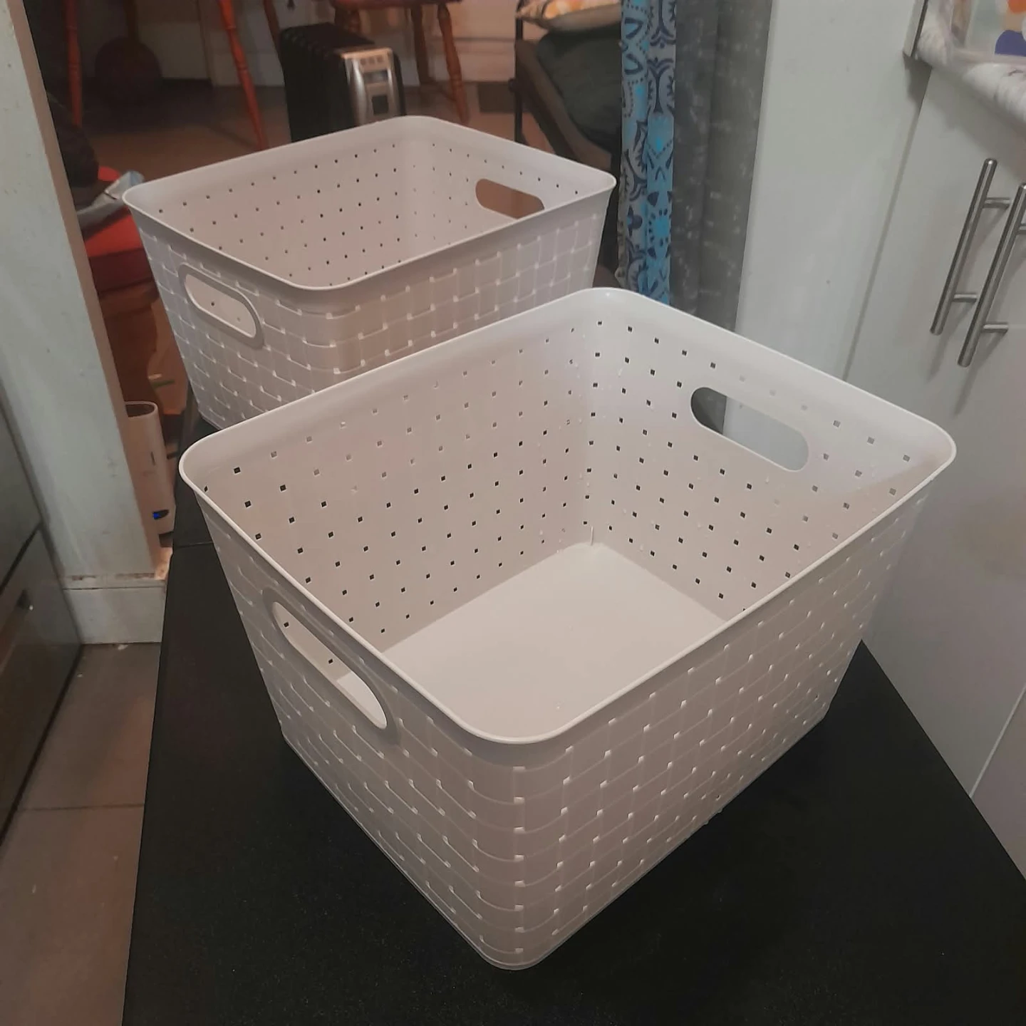 Two white plastic storage baskets 🏈 - photo 2