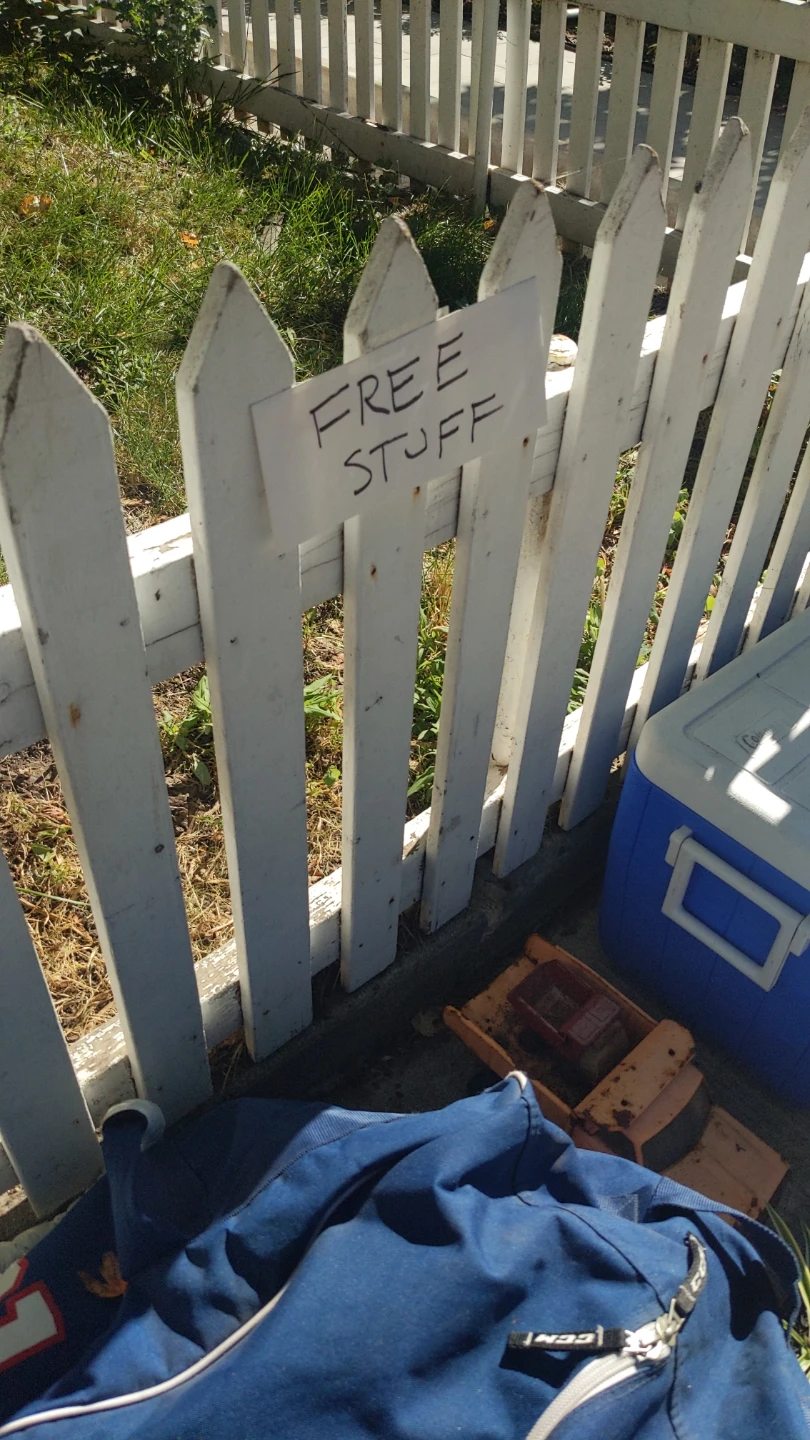 Free stuff Pile Today September 27th - photo 2