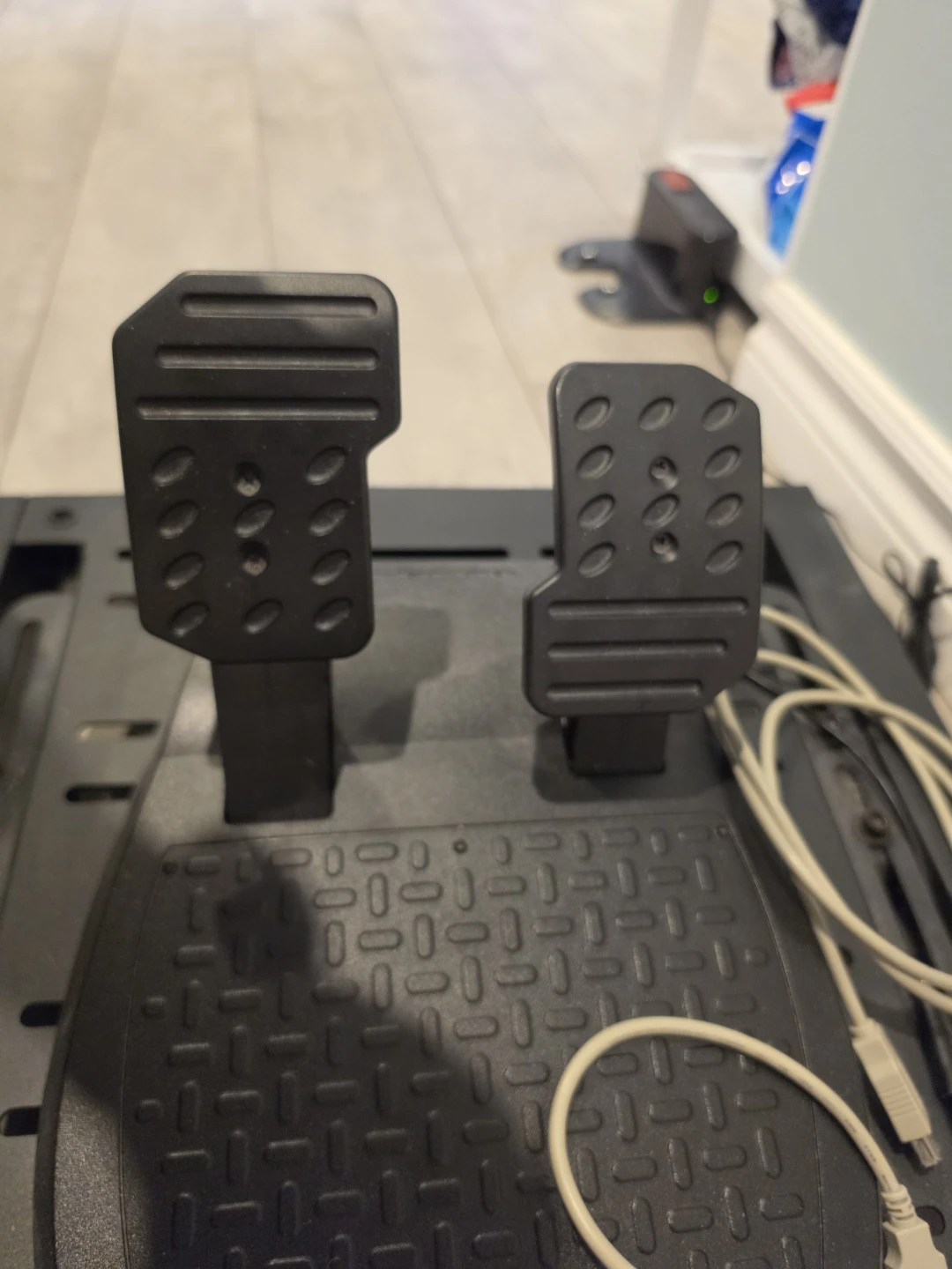 Thrustmaster Ferrari Racing Wheel and Next Level Racing Stand - photo 3
