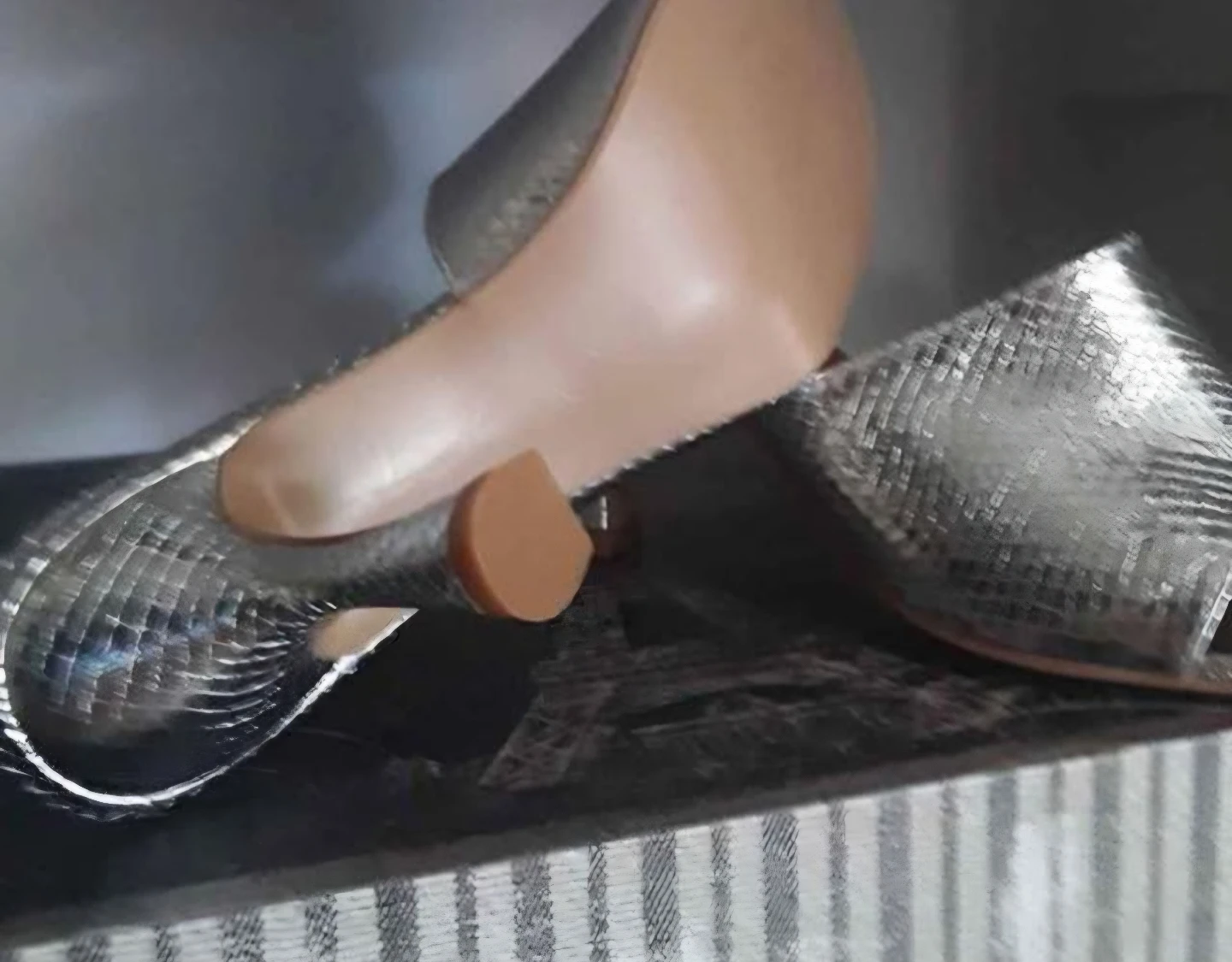 Silver Snakeskin Heels. Size 9 - photo 3