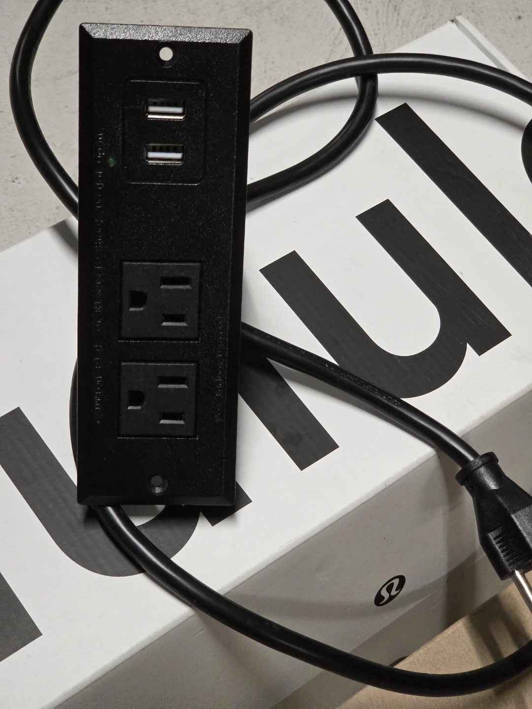 BAYU FPDU Power Strip with 2 USB Ports and 2 Outlets - photo 2