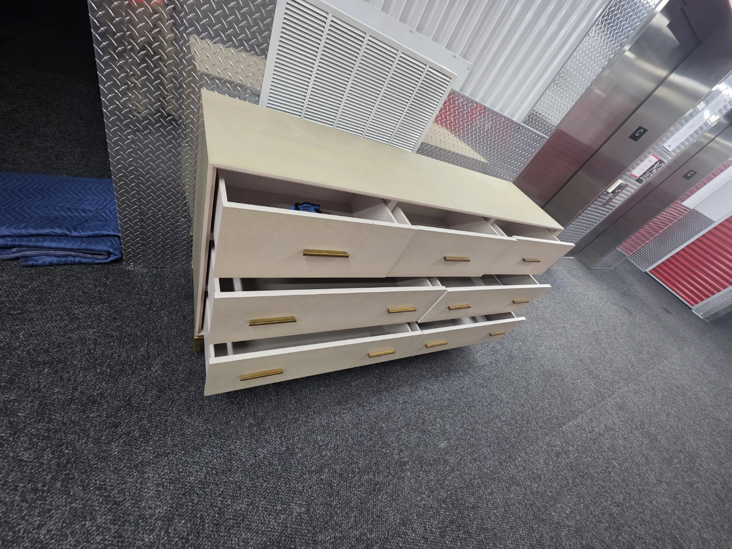 Modern Light Wood 8-Drawer Dresser with Gold Handles - photo 4