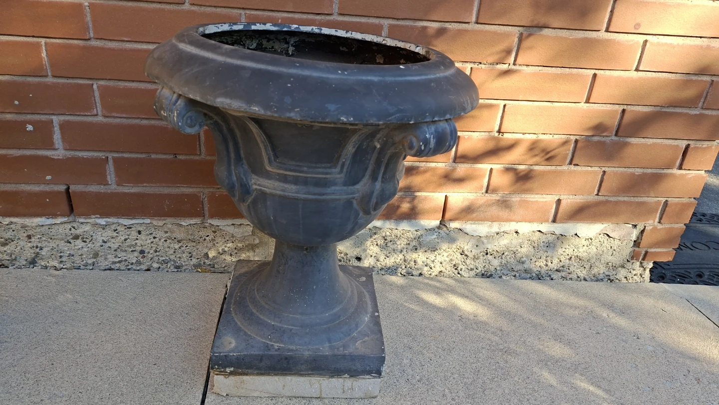 Pair of  fiberglass black urn planters - photo 3