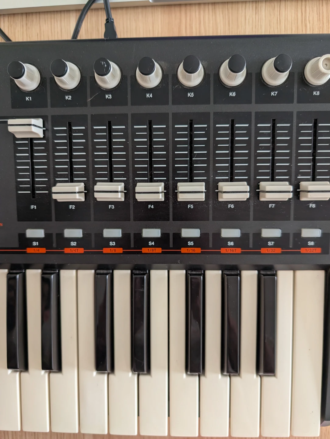 Akai MPK49 MIDI keyboard - Tested and Working - photo 4