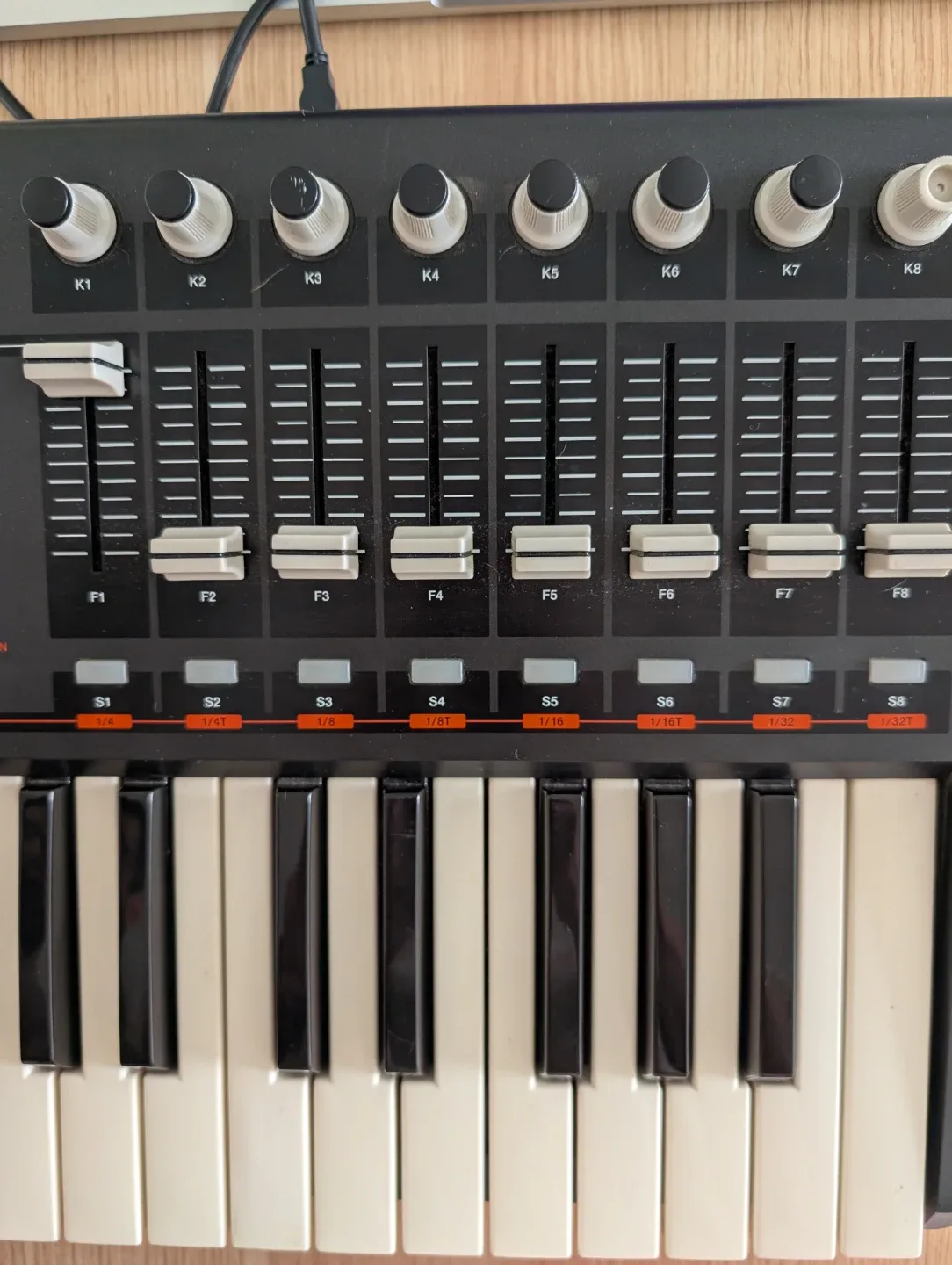 Akai MPK49 MIDI keyboard - Tested and Working - photo 4