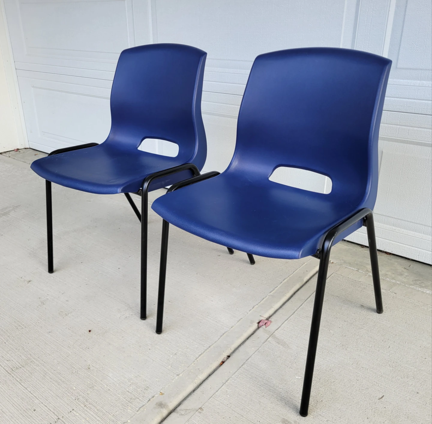 Set of 2 Blue Plastic Stackable Chairs - photo 3