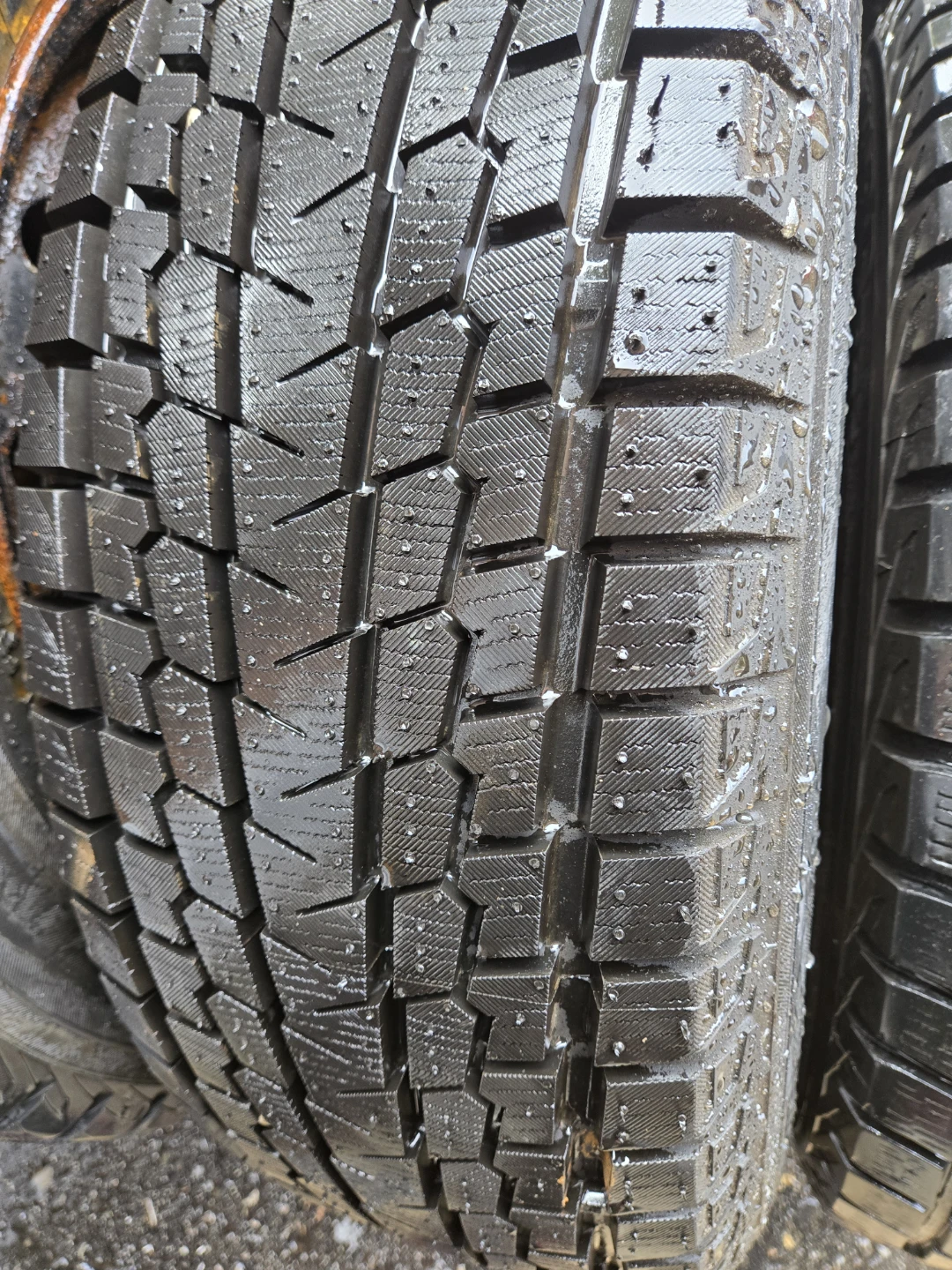 Set of 4 Yokohama Winter Tires with Rims 235 65R 17 - photo 3