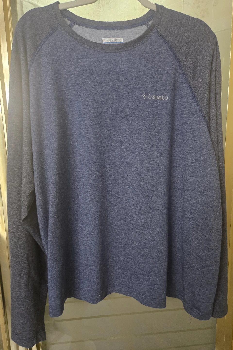 XL Men's Columbia Omni-Wick Long Sleeve Raglan Crew Neck Shirt.
