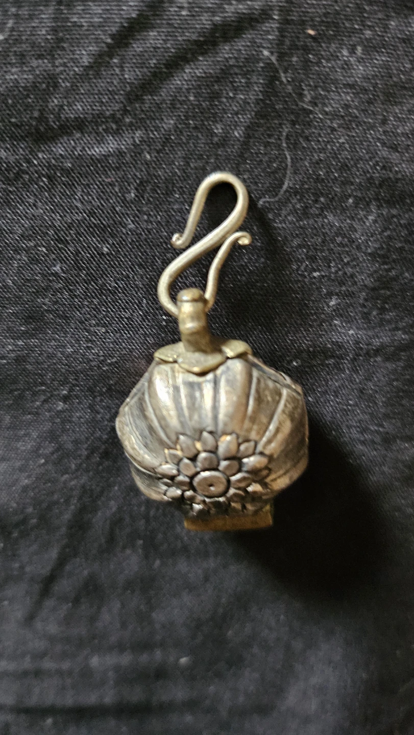 Vintage Metal Floral Poison Pendant - photo 4