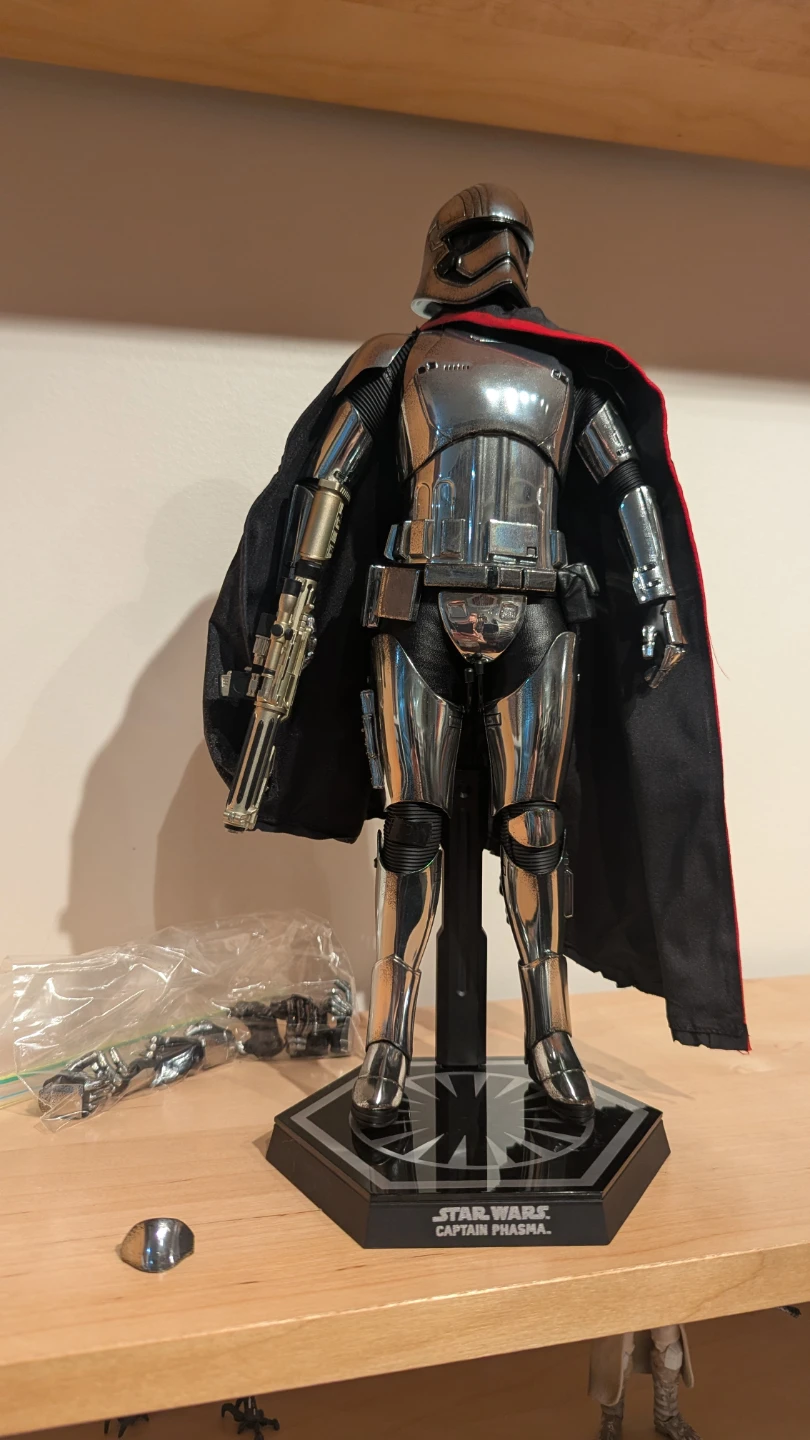 Hot Toys Captain Phasma - Damaged, Read Description