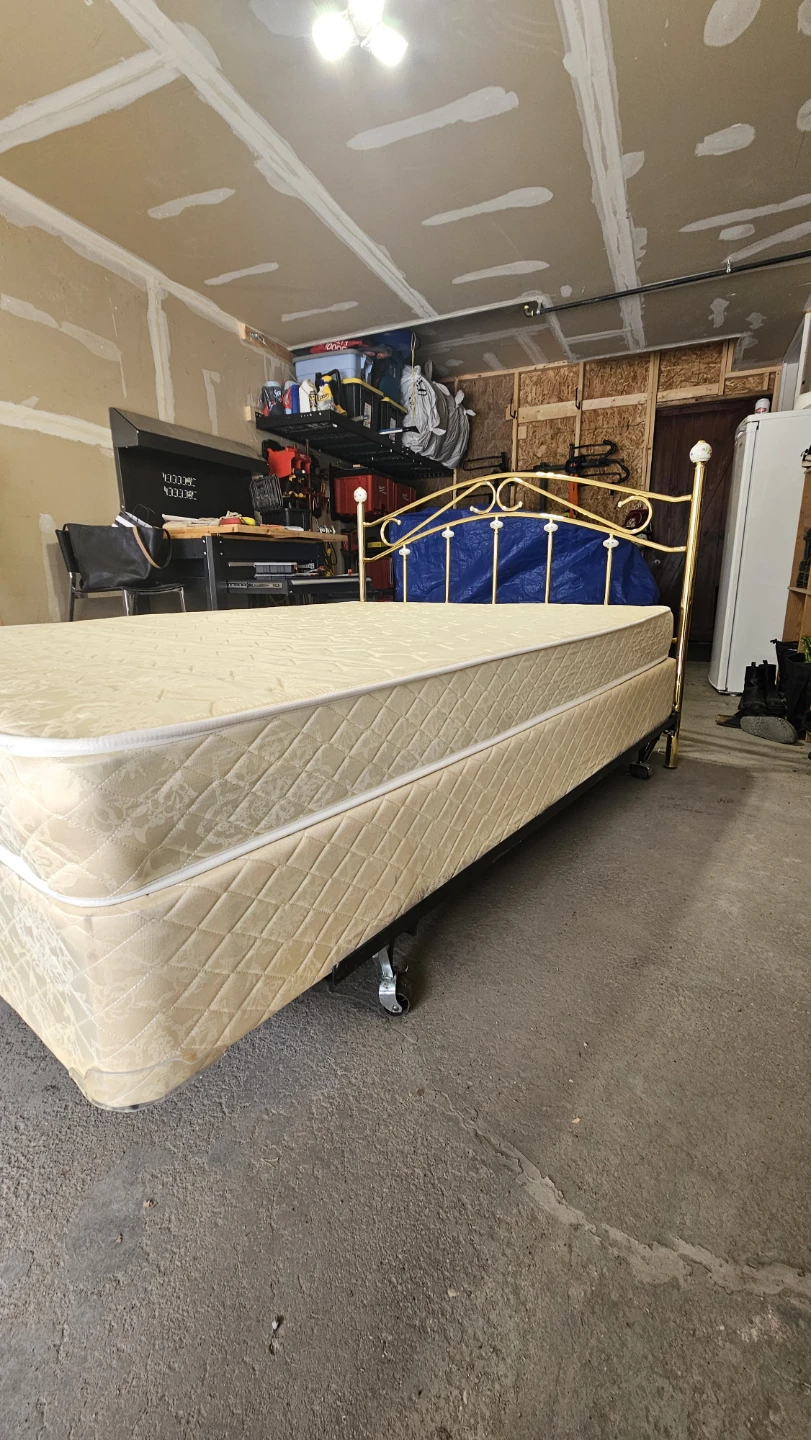 Contour Collection Caroline Gold Metal Bed Frame - photo 4