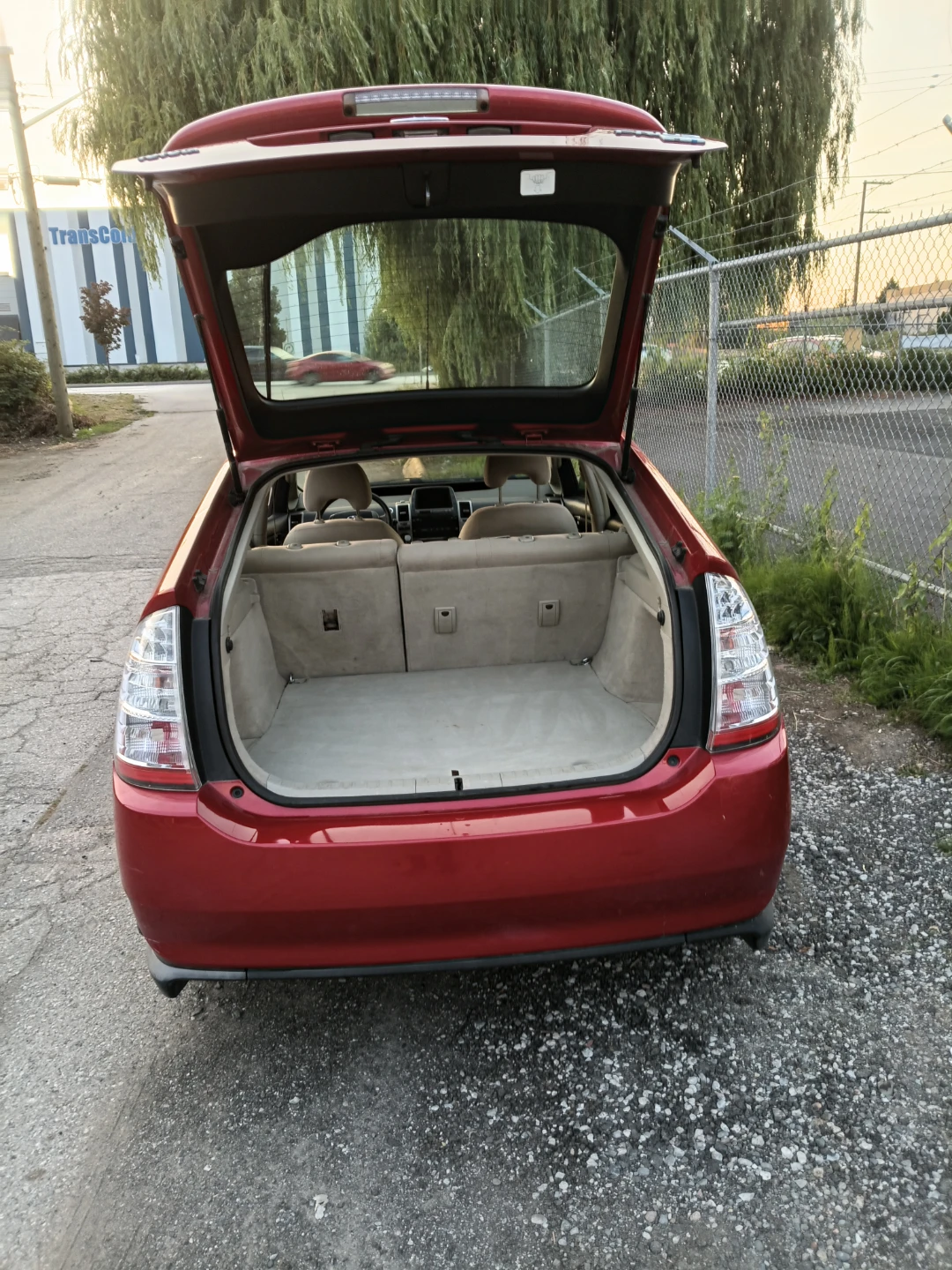 Red Toyota Prius - photo 4