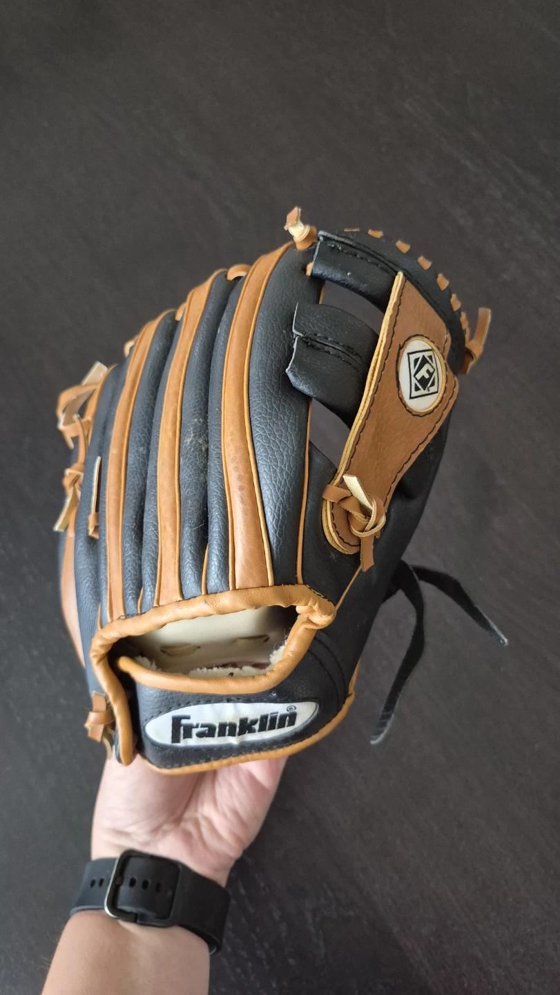 Franklin RTP 9.5" Ready to Play glove with a hand formed pocket.