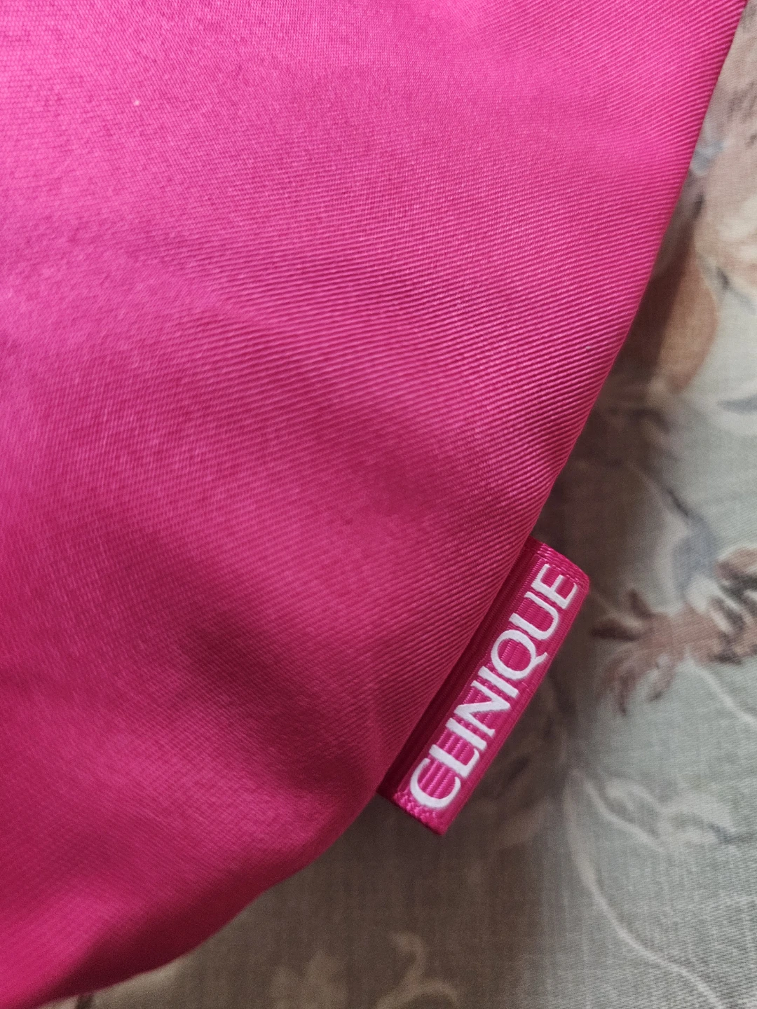 Clinique Hot Pink Makeup Pouch - photo 5