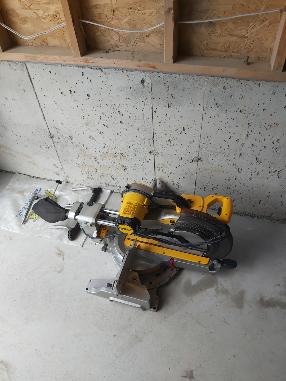 DEWALT DWS779 12-inch Sliding Dual Bevel Mitre Saw - photo 2