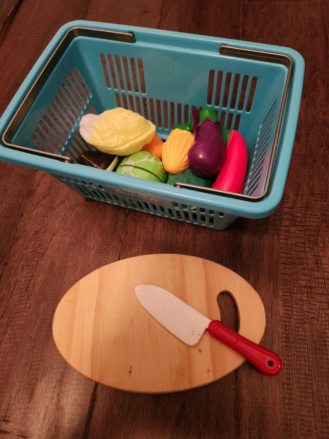 Toy Vegetable Basket with Cutting Board and Knife
