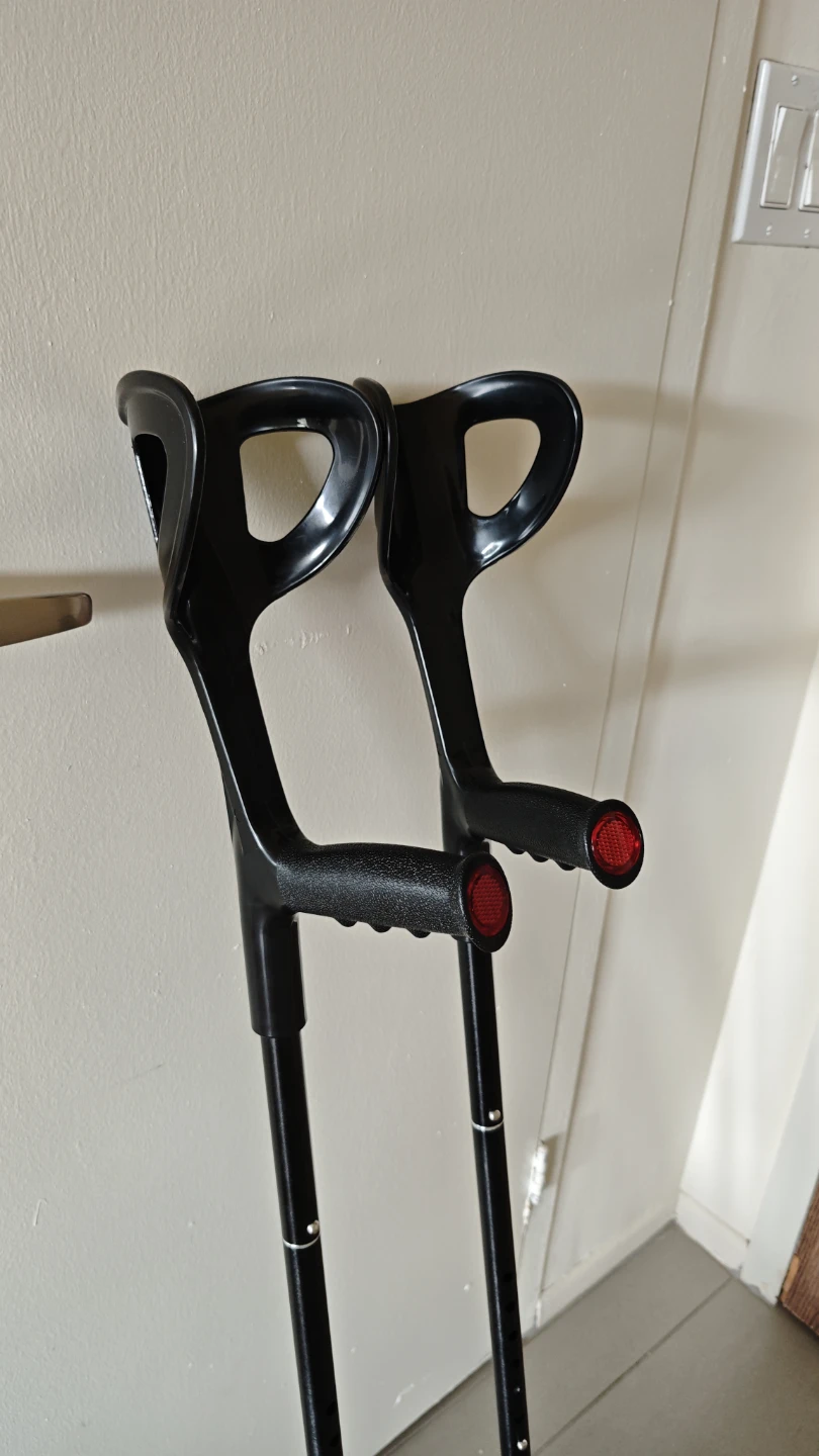Adjustable black forearm crutches - photo 2