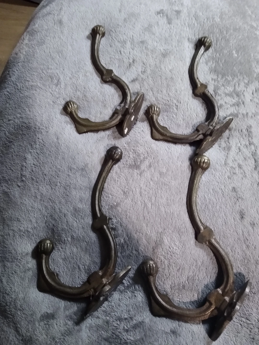 4 cast iron antique double coat hooks - photo 2