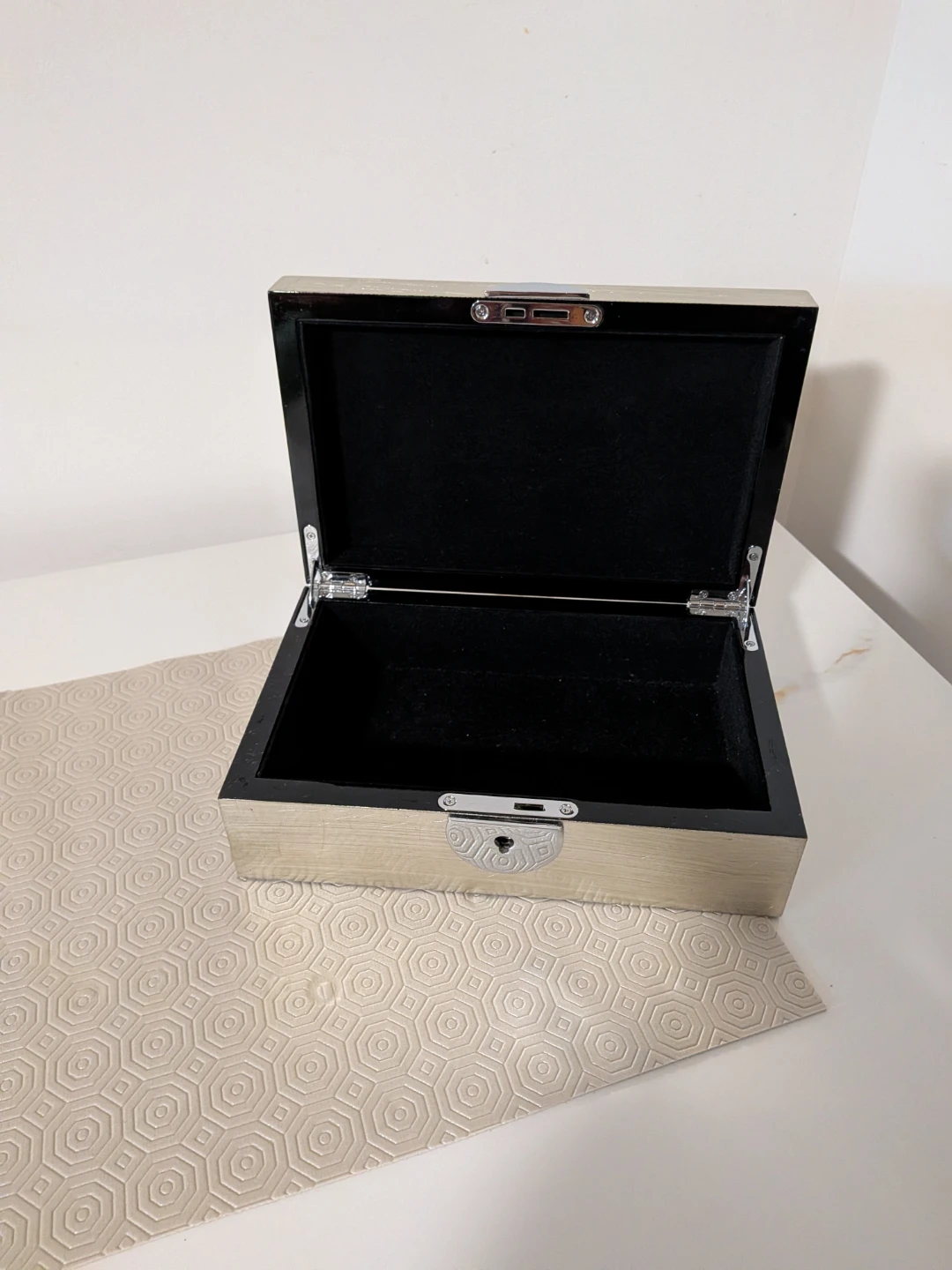 Wooden jewellery box with key. - photo 4