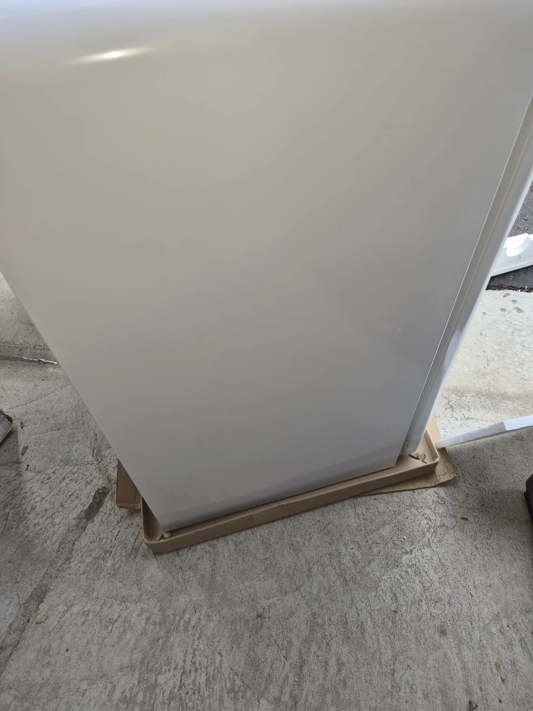 FRIDGIDAIRE 3.2 cu ft (WHITE) RETRO MINI FRIDGE on SALE - photo 3