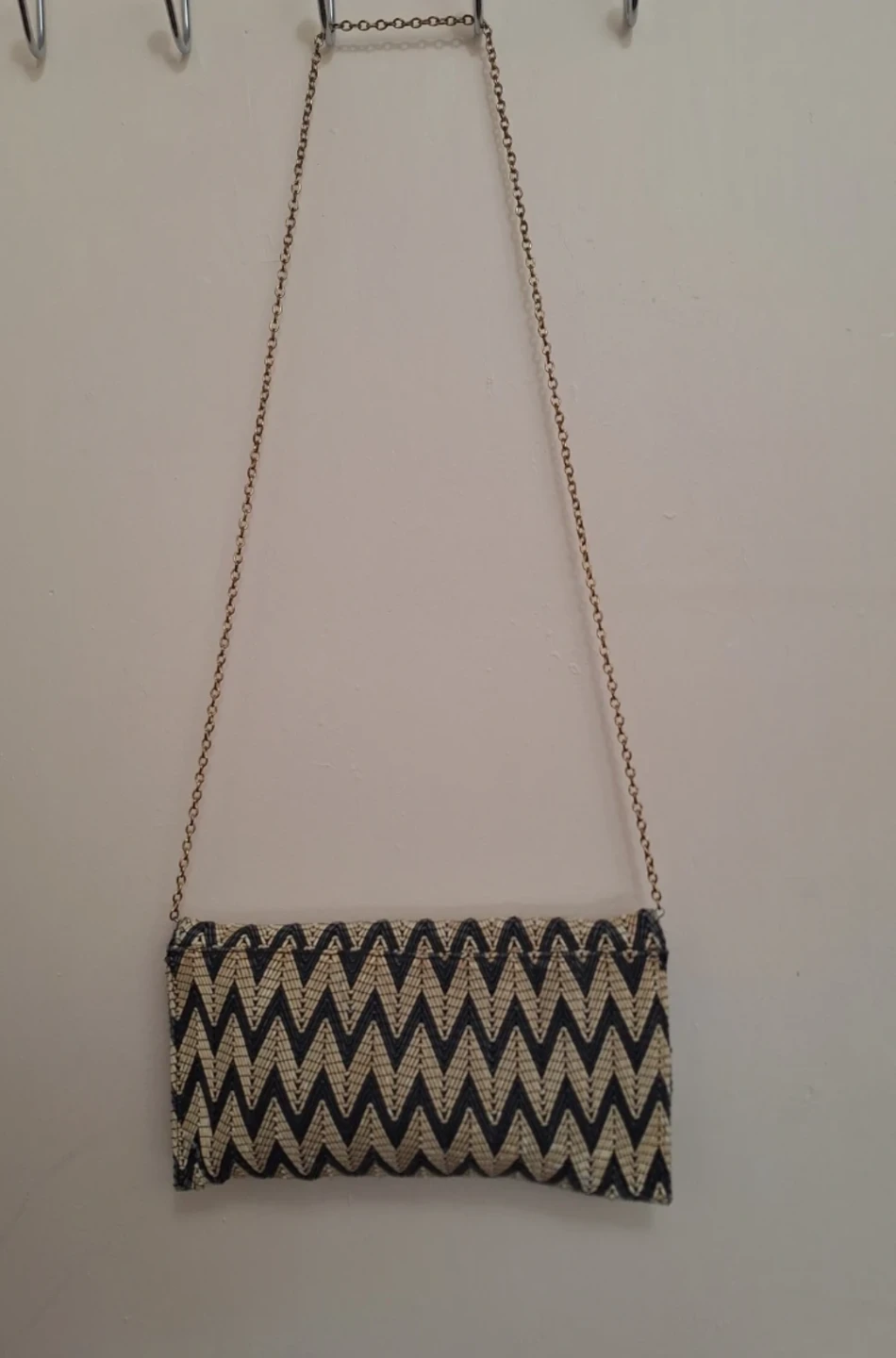 Chevron pattern straw-style crossbody bag - photo 2