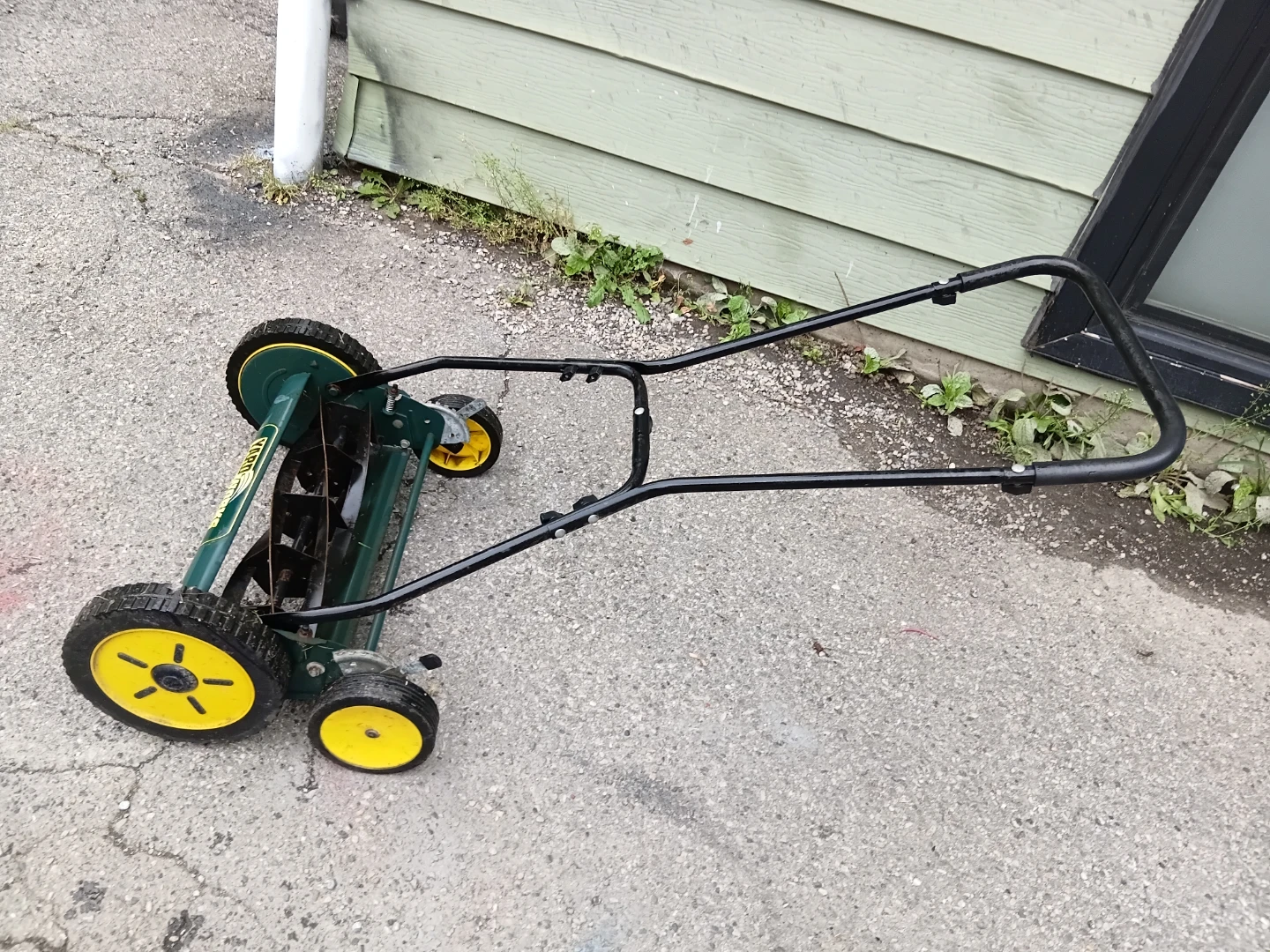 Yardworks 18" manual reel lawn mower