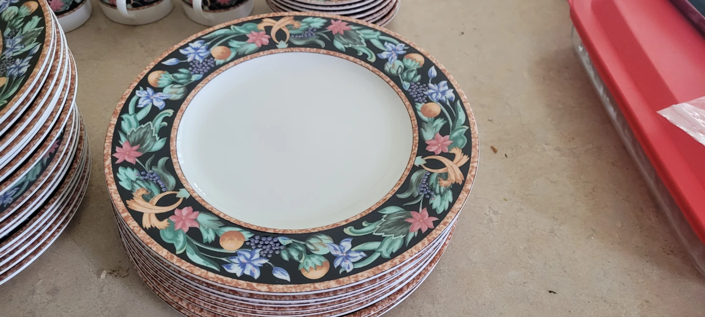Floral Pattern Dinnerware Set  negotiable - photo 5