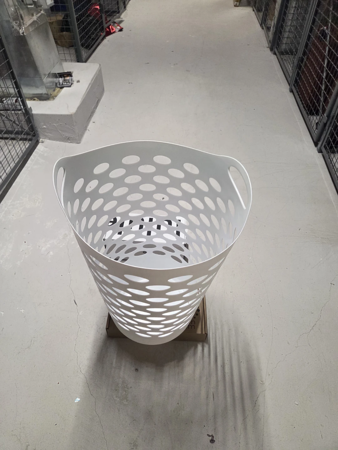 Lululemon White Laundry Hamper - photo 2