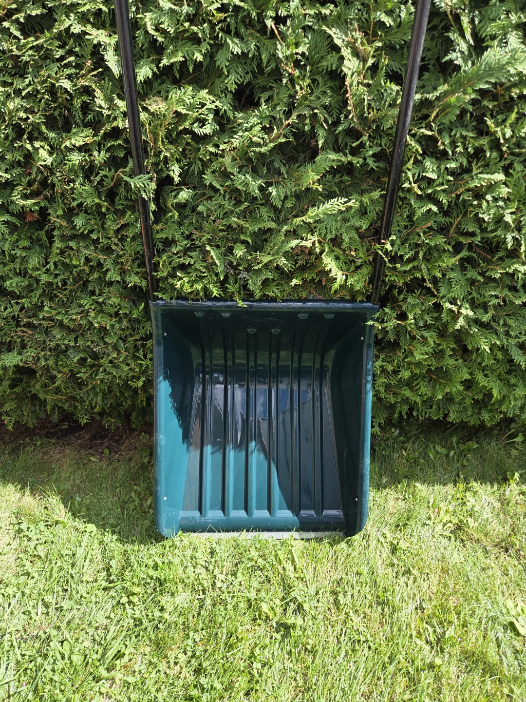 Sleigh snow shovel